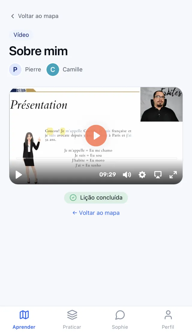Vídeo-aula Sobre mim com os personagens e o professor no canto